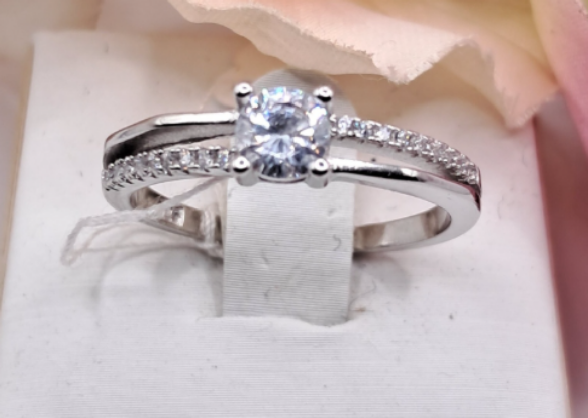 Imagem de Anel Solitário em Prata com Zircónias