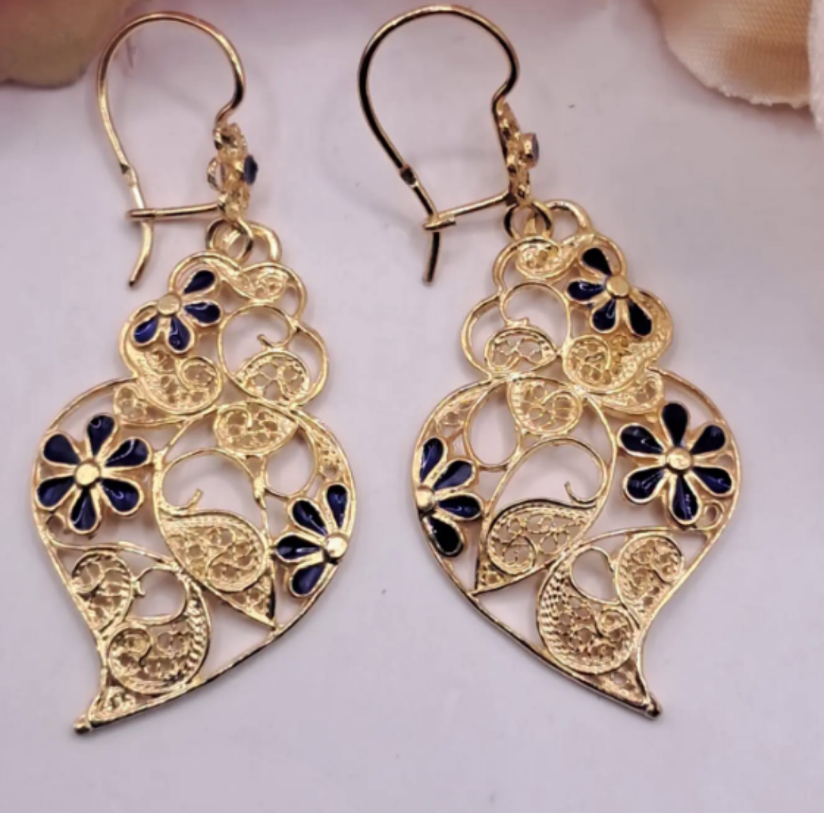 Imagem de Brincos em Prata Dourada com Esmalte 4,5cm